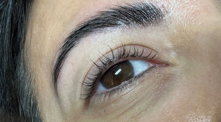 A close-up of perfectly groomed eyebrows at Golden Empire, Xgħajra, MT. Discover beauty and wellness elegance.