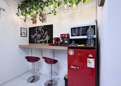 Rincón de café acogedor en MACCHIATO BARBERSTUDIO, Santiago De Surco, Provincia De Lima, PE.