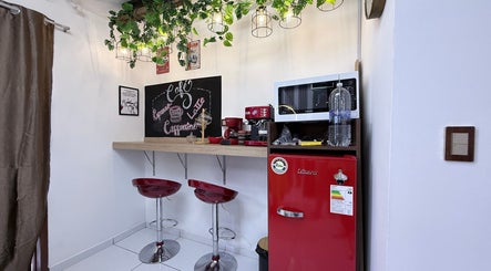 Rincón de café acogedor en MACCHIATO BARBERSTUDIO, Santiago De Surco, Provincia De Lima, PE.