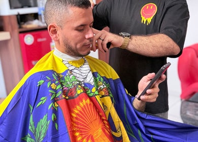 Cliente recibiendo corte de cabello en MACCHIATO BARBERSTUDIO, Santiago De Surco, Provincia De Lima, PE.