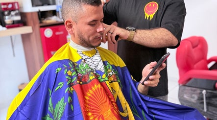 Cliente recibiendo corte de cabello en MACCHIATO BARBERSTUDIO, Santiago De Surco, Provincia De Lima, PE.