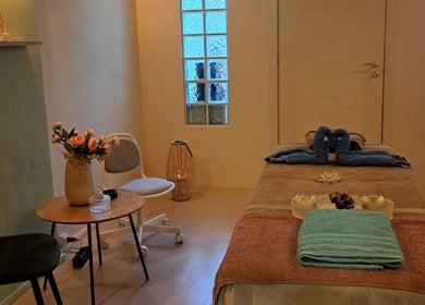 Αίθουσα μασάζ στο NIRVANA MASSAGE AND BEAUTY SPA, Χανιά, GR με πετσέτες και διακόσμηση.
