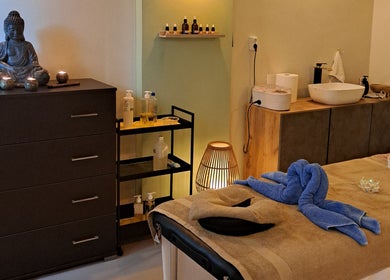 Χώρος χαλάρωσης στο NIRVANA MASSAGE AND BEAUTY SPA, Χανιά, GR με γαλήνια διακόσμηση.