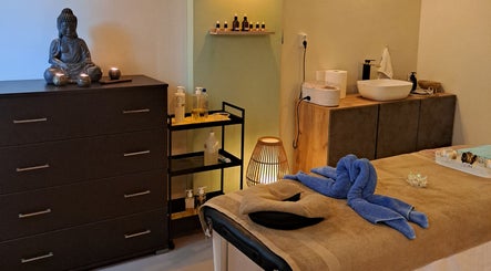 Χώρος χαλάρωσης στο NIRVANA MASSAGE AND BEAUTY SPA, Χανιά, GR με γαλήνια διακόσμηση.