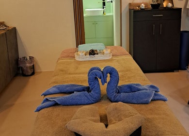 Δωμάτιο θεραπείας στο NIRVANA MASSAGE AND BEAUTY SPA με πετσέτες σε σχήμα κύκνου, Χανιά, GR.