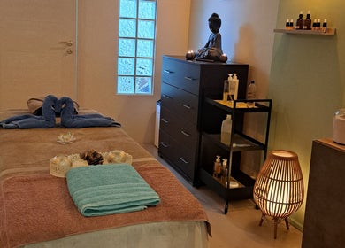 Ήρεμο δωμάτιο μασάζ στο NIRVANA MASSAGE AND BEAUTY SPA, Χανιά, GR με διακόσμηση και ατμοσφαιρικό φωτισμό.