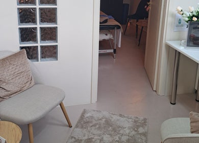 Υποδοχή χαλάρωσης στο NIRVANA MASSAGE AND BEAUTY SPA, Χανιά, GR με άνετες καρέκλες και διακόσμηση.