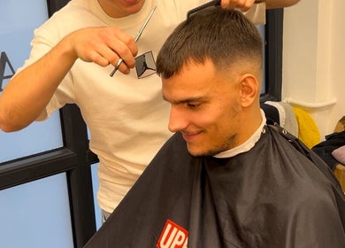 Klijent dobiva frizuru u ANDIVA BARBERSHOP-u, Zagreb, Grad Zagreb, HR, uživajući u profesionalnoj usluzi.