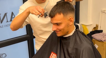 Klijent dobiva frizuru u ANDIVA BARBERSHOP-u, Zagreb, Grad Zagreb, HR, uživajući u profesionalnoj usluzi.