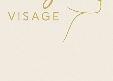 Logo Sky Visage Beauty Studio v Hlavní Město Praha, zlatý profil na krémovém pozadí.