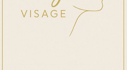 Logo Sky Visage Beauty Studio v Hlavní Město Praha, zlatý profil na krémovém pozadí.