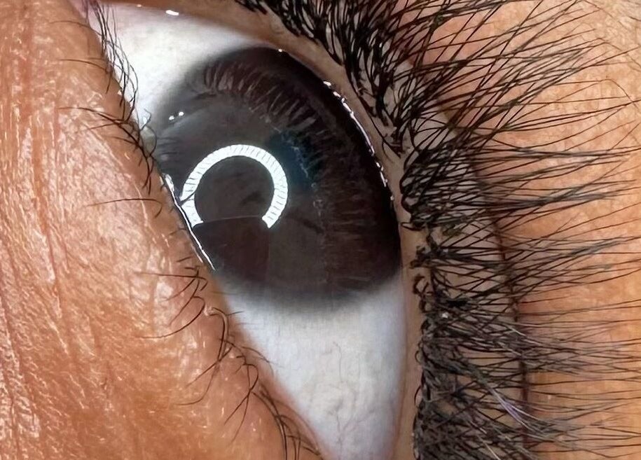 Close-up of a detailed eye reflection at 𝐄’𝐩𝐞𝐥 𝐋𝐚𝐬𝐡 𝐚𝐧𝐝 𝐁𝐫𝐨𝐰 𝐋𝐨𝐮𝐧𝐠𝐞 in Willemstad, Curaçao, CW.