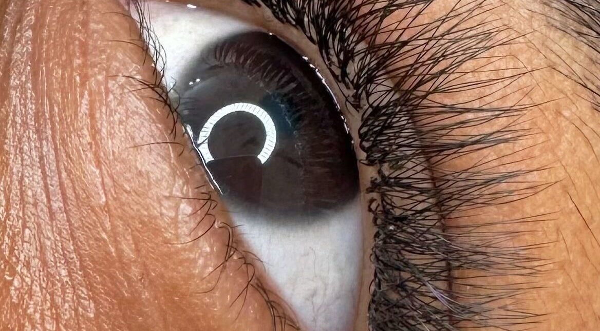 Close-up of a detailed eye reflection at 𝐄’𝐩𝐞𝐥 𝐋𝐚𝐬𝐡 𝐚𝐧𝐝 𝐁𝐫𝐨𝐰 𝐋𝐨𝐮𝐧𝐠𝐞 in Willemstad, Curaçao, CW.