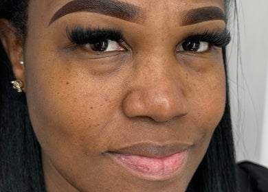 Close-up of expertly styled lashes at 𝐄’𝐩𝐞𝐥 𝐋𝐚𝐬𝐡 𝐚𝐧𝐝 𝐁𝐫𝐨𝐰 𝐋𝐨𝐮𝐧𝐠𝐞, Willemstad, Curaçao, CW.
