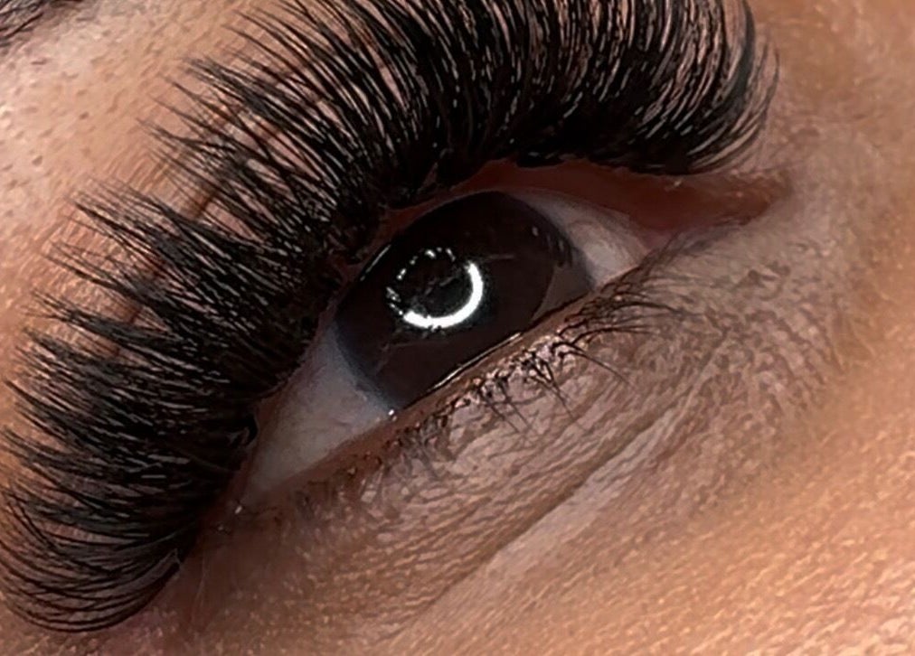 Close-up of styled lashes at 𝐄’𝐩𝐞𝐥 𝐋𝐚𝐬𝐡 𝐚𝐧𝐝 𝐁𝐫𝐨𝐰 𝐋𝐨𝐮𝐧𝐠𝐞, Willemstad, Curaçao, CW.