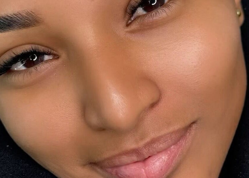 Close-up of expertly groomed lashes at 𝐄’𝐩𝐞𝐥 𝐋𝐚𝐬𝐡 𝐚𝐧𝐝 𝐁𝐫𝐨𝐰 𝐋𝐨𝐮𝐧𝐠𝐞, Willemstad, Curaçao, CW.