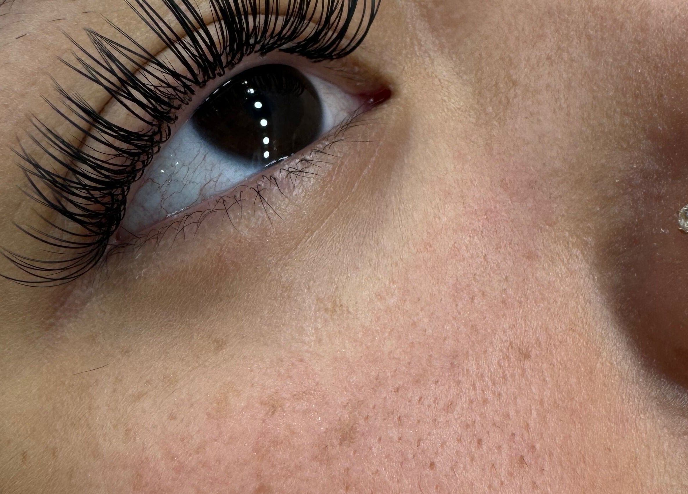 Close-up of elegant lash extensions at 𝐄’𝐩𝐞𝐥 𝐋𝐚𝐬𝐡 𝐚𝐧𝐝 𝐁𝐫𝐨𝐰 𝐋𝐨𝐮𝐧𝐠𝐞, Willemstad, Curaçao, CW.