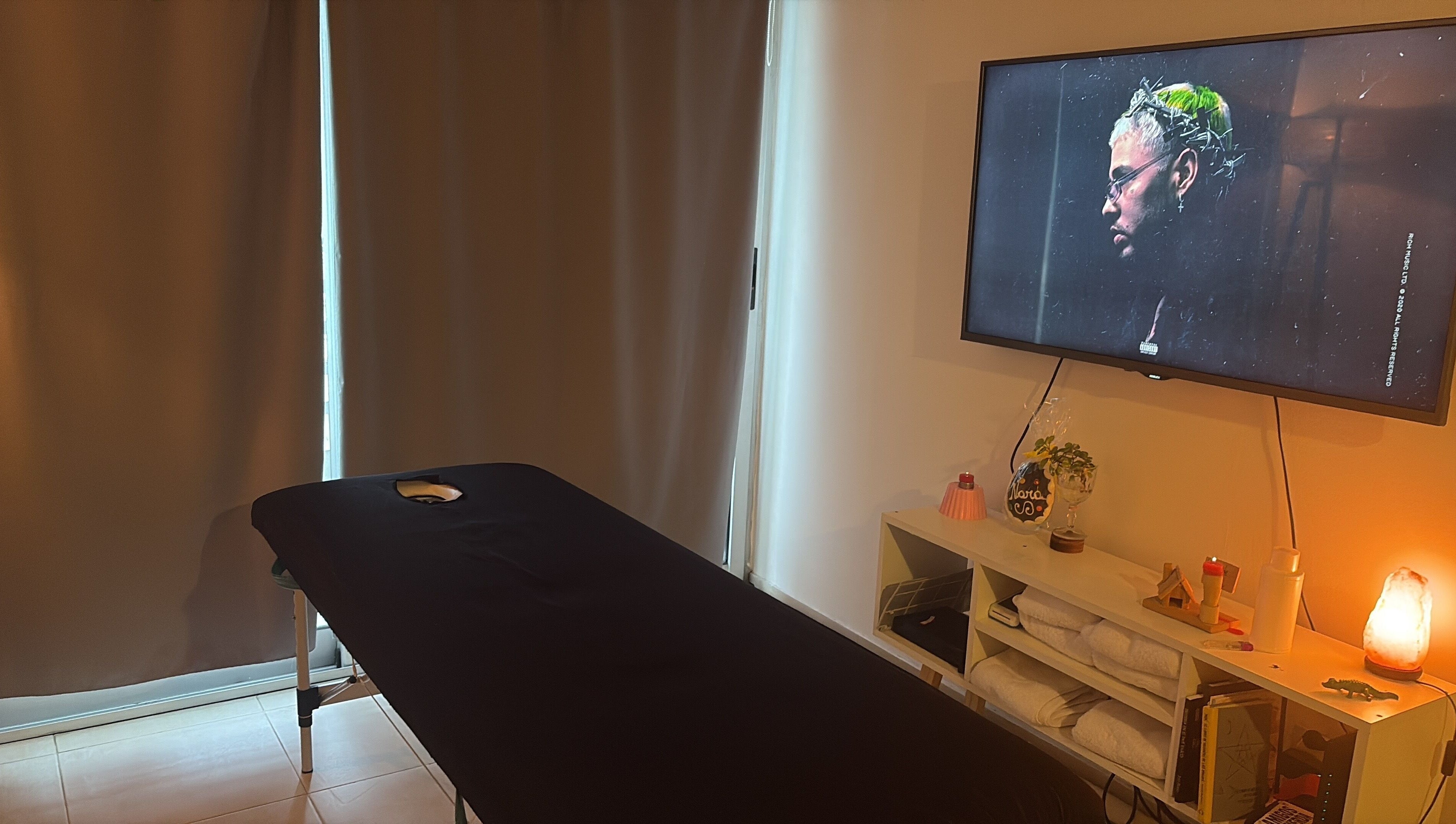 Sala de masajes en NaravyP, Buenos Aires, Ciudad Autónoma De Buenos Aires, AR, con mesa y decoración acogedora.