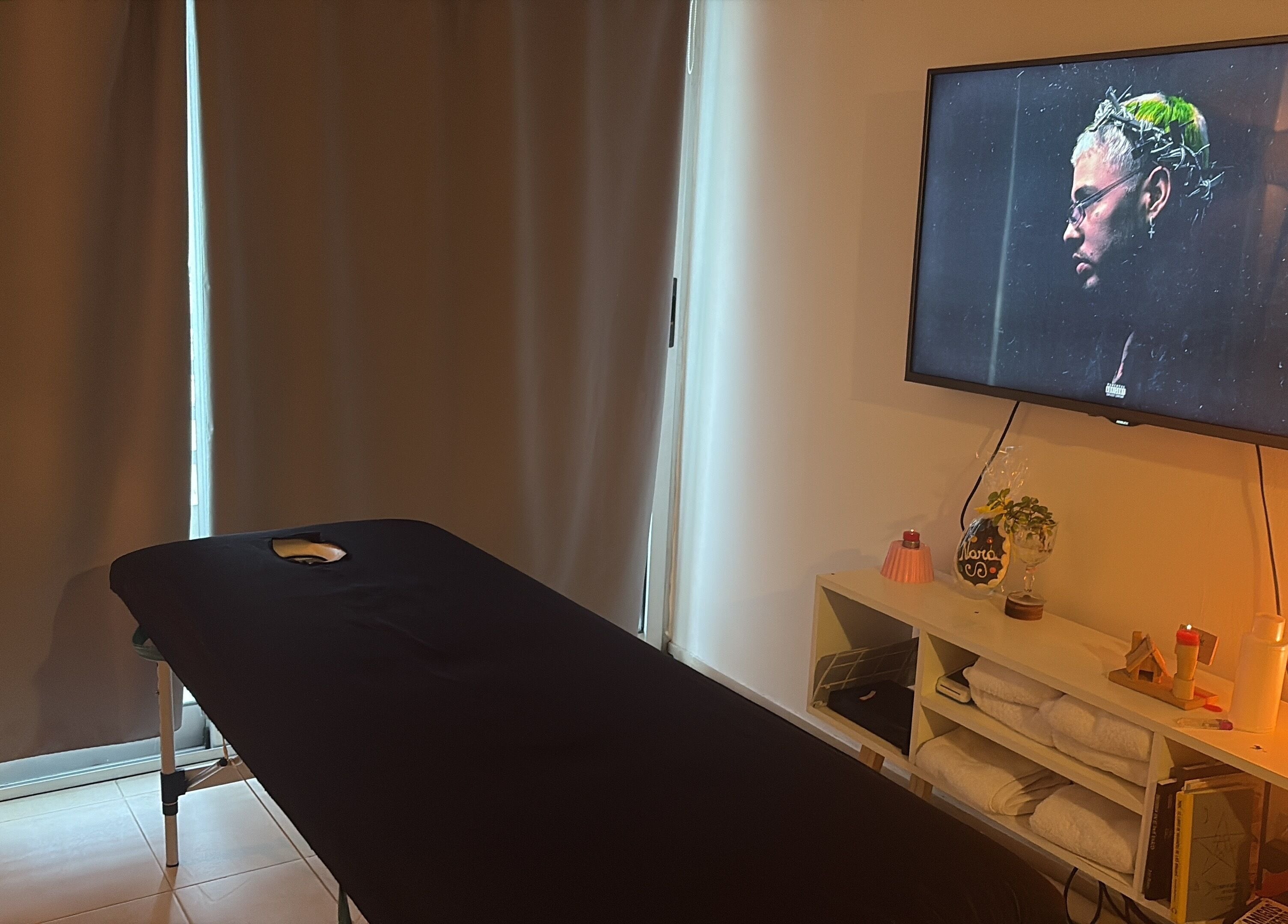 Sala de masajes en NaravyP, Buenos Aires, Ciudad Autónoma De Buenos Aires, AR, con mesa y decoración acogedora.