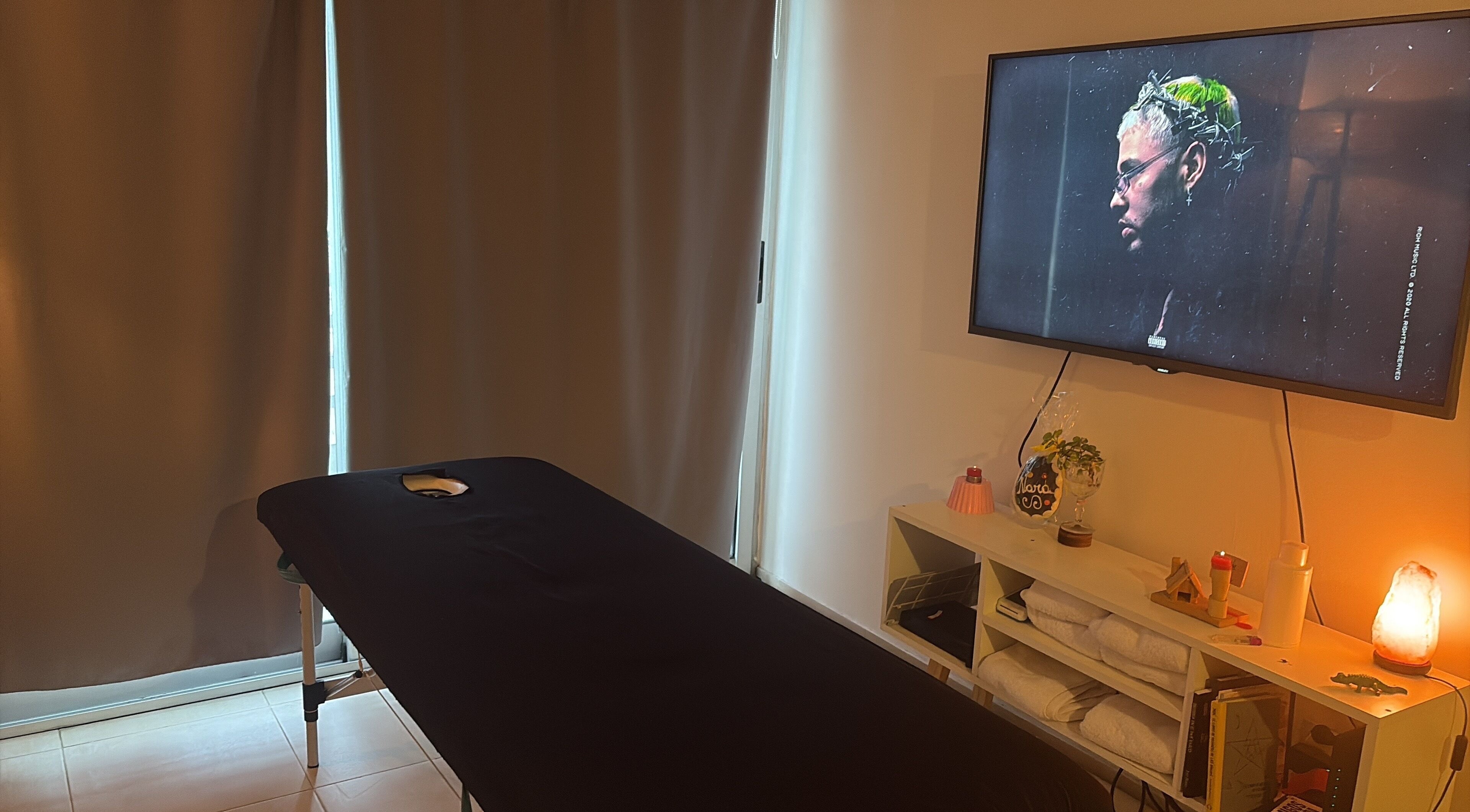 Sala de masajes en NaravyP, Buenos Aires, Ciudad Autónoma De Buenos Aires, AR, con mesa y decoración acogedora.