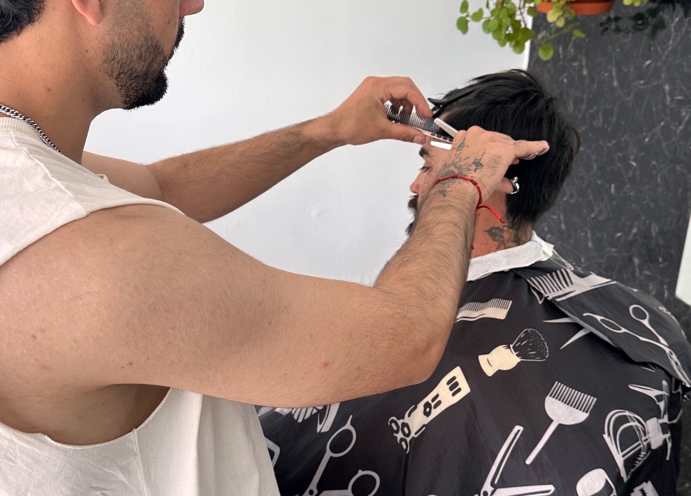 Barbero en NA.Barber cortando cabello en Maldonado, Departamento De Maldonado, UY.
