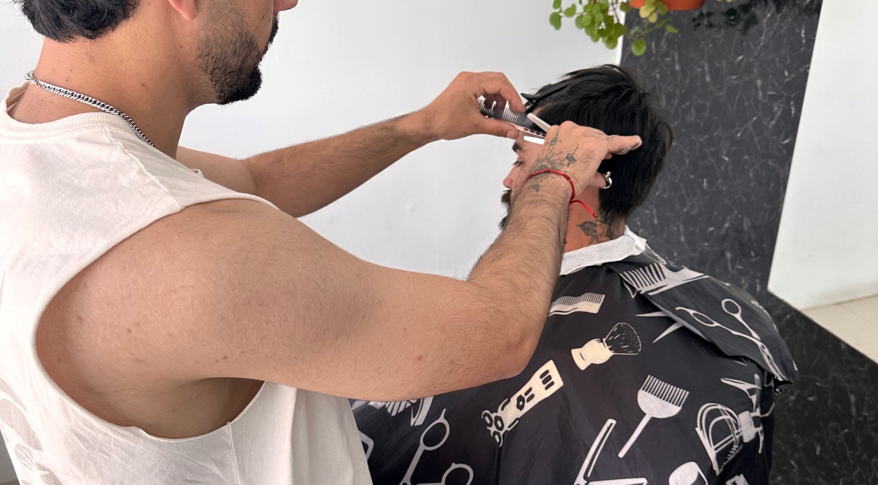 Barbero en NA.Barber cortando cabello en Maldonado, Departamento De Maldonado, UY.