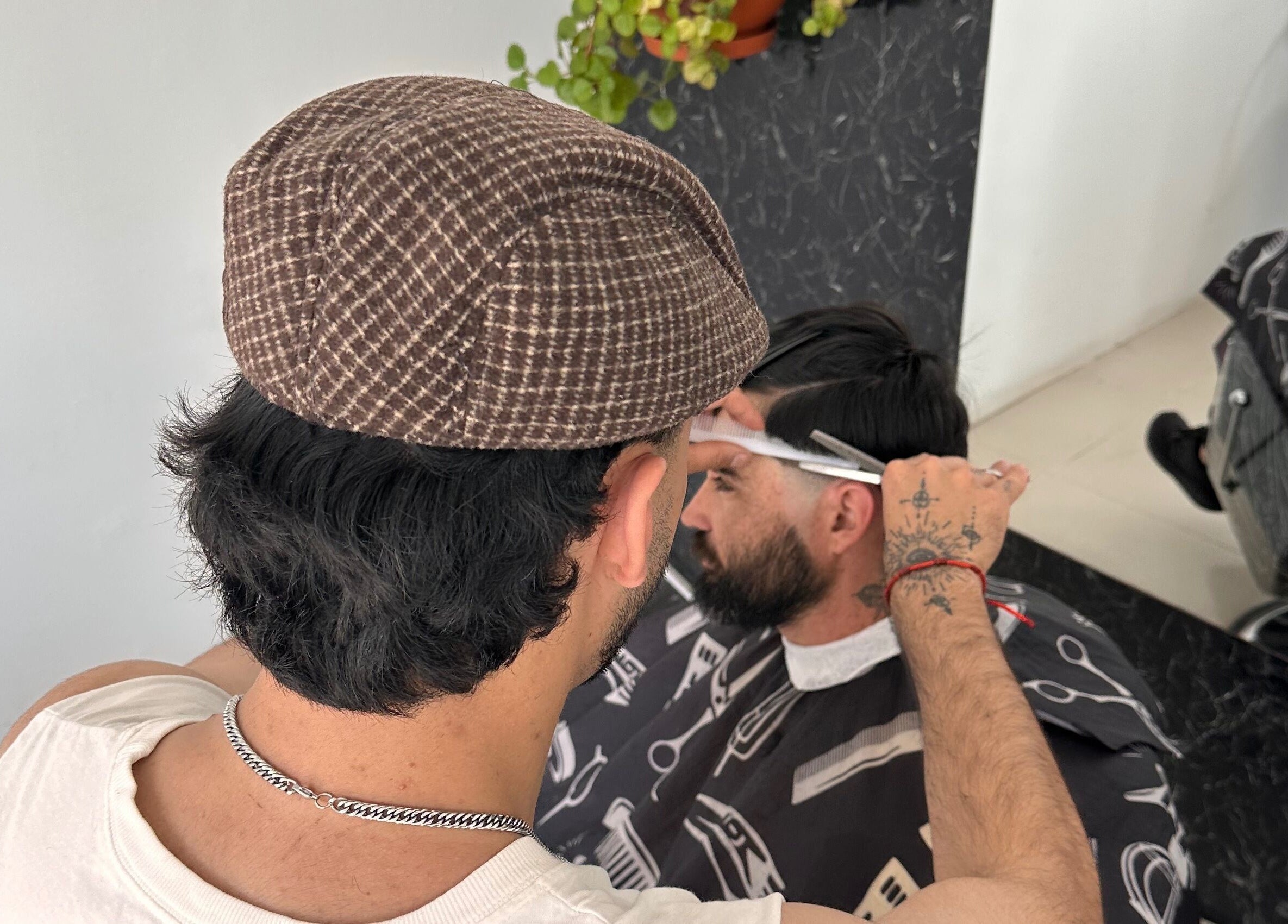 Barbero estilizando cabello en NA.Barber, Maldonado, Departamento De Maldonado, UY.