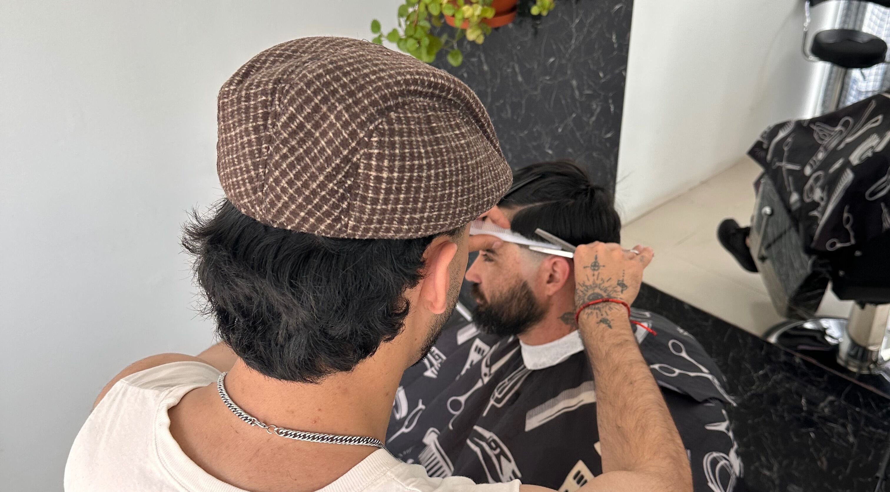 Barbero estilizando cabello en NA.Barber, Maldonado, Departamento De Maldonado, UY.