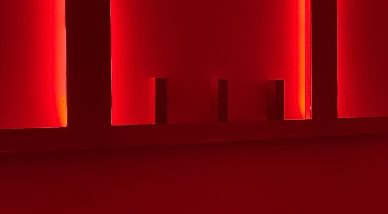 Mur rouge moderne de Lashizy, Woippy, Grand Est, FR, créant une ambiance chaleureuse et luxueuse.