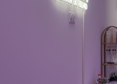 Intérieur moderne et épuré de Lashizy à Woippy, Grand Est, FR, avec éclairage élégant et décoration sophistiquée.
