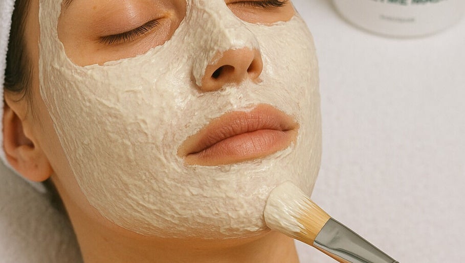 Relaxing facial treatment at SkyBeauty Valencia in València, Comunidad Valenciana, ES with a rejuvenating mask.