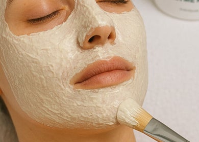 Relaxing facial treatment at SkyBeauty Valencia in València, Comunidad Valenciana, ES with a rejuvenating mask.