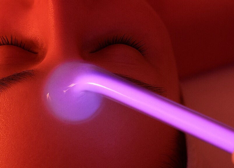 Facial treatment with violet light at SkyBeauty Valencia, València, Comunidad Valenciana, ES.