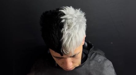 Corte de cabello bicolor en Jose Luis Style, Bogotá, D.c., Bogotá, D.c., CO.