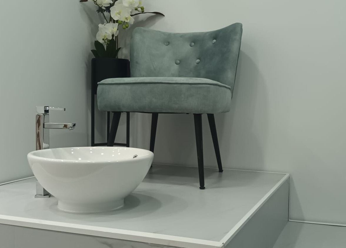 Zona pedicure elegante a Sally’s Haven, San Pawl Il-baħar, MT con sedia e ciotola moderna.