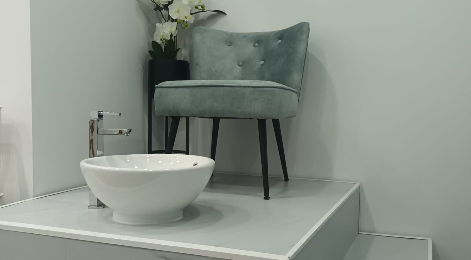 Zona pedicure elegante a Sally’s Haven, San Pawl Il-baħar, MT con sedia e ciotola moderna.