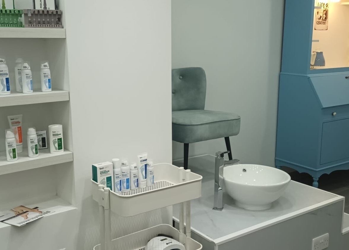 Zona relax di Sally’s Haven a San Pawl Il-baħar, MT, con prodotti benessere esposti.