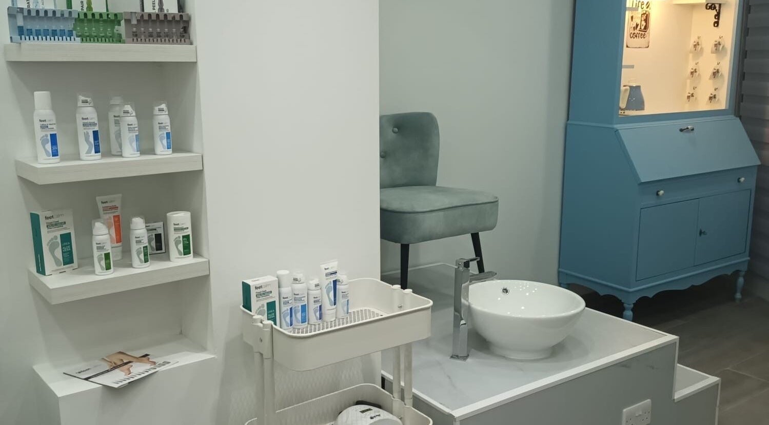 Zona relax di Sally’s Haven a San Pawl Il-baħar, MT, con prodotti benessere esposti.