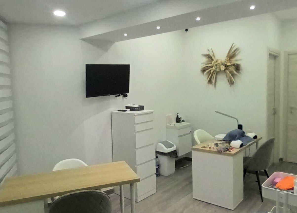 Interno moderno di Sally’s Haven a San Pawl Il-baħar, MT, con arredamento accogliente.