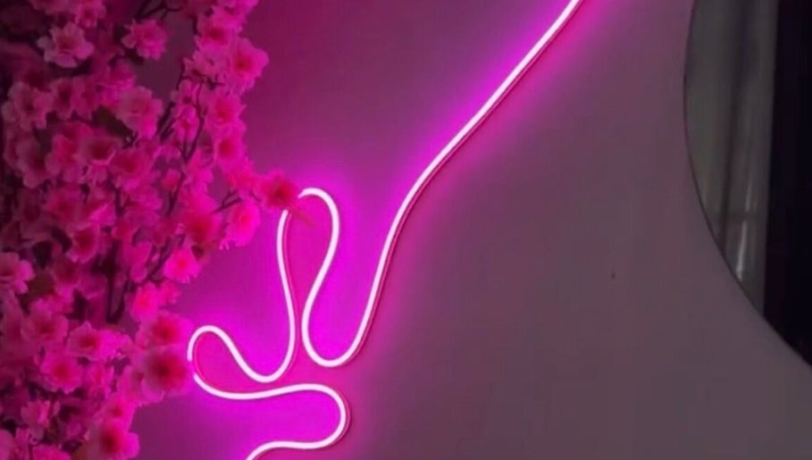 Neón rosa y flores decoran el ambiente acogedor de Pink Beauty Studio en San Juan, PR.