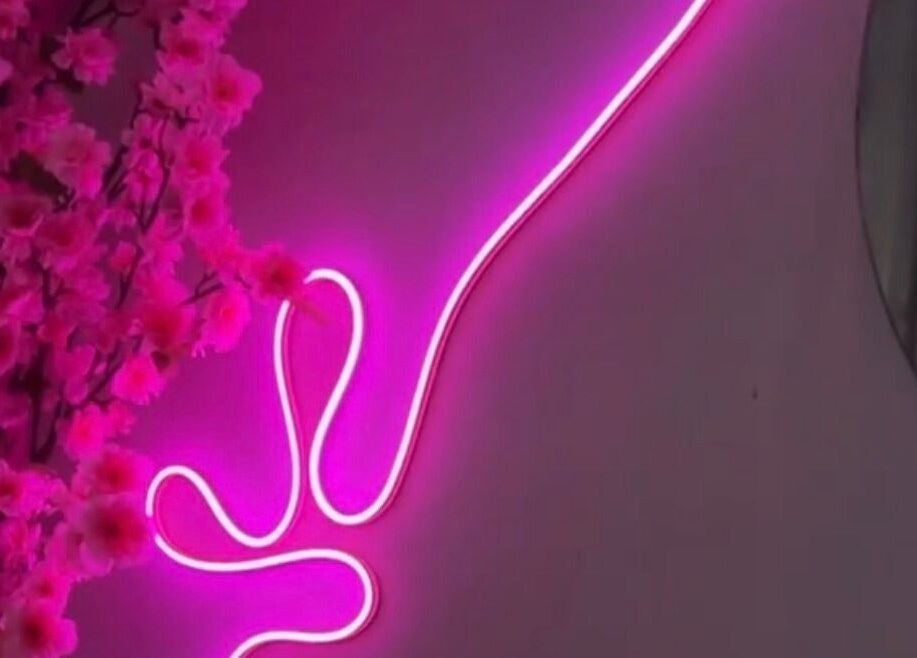 Neón rosa y flores decoran el ambiente acogedor de Pink Beauty Studio en San Juan, PR.