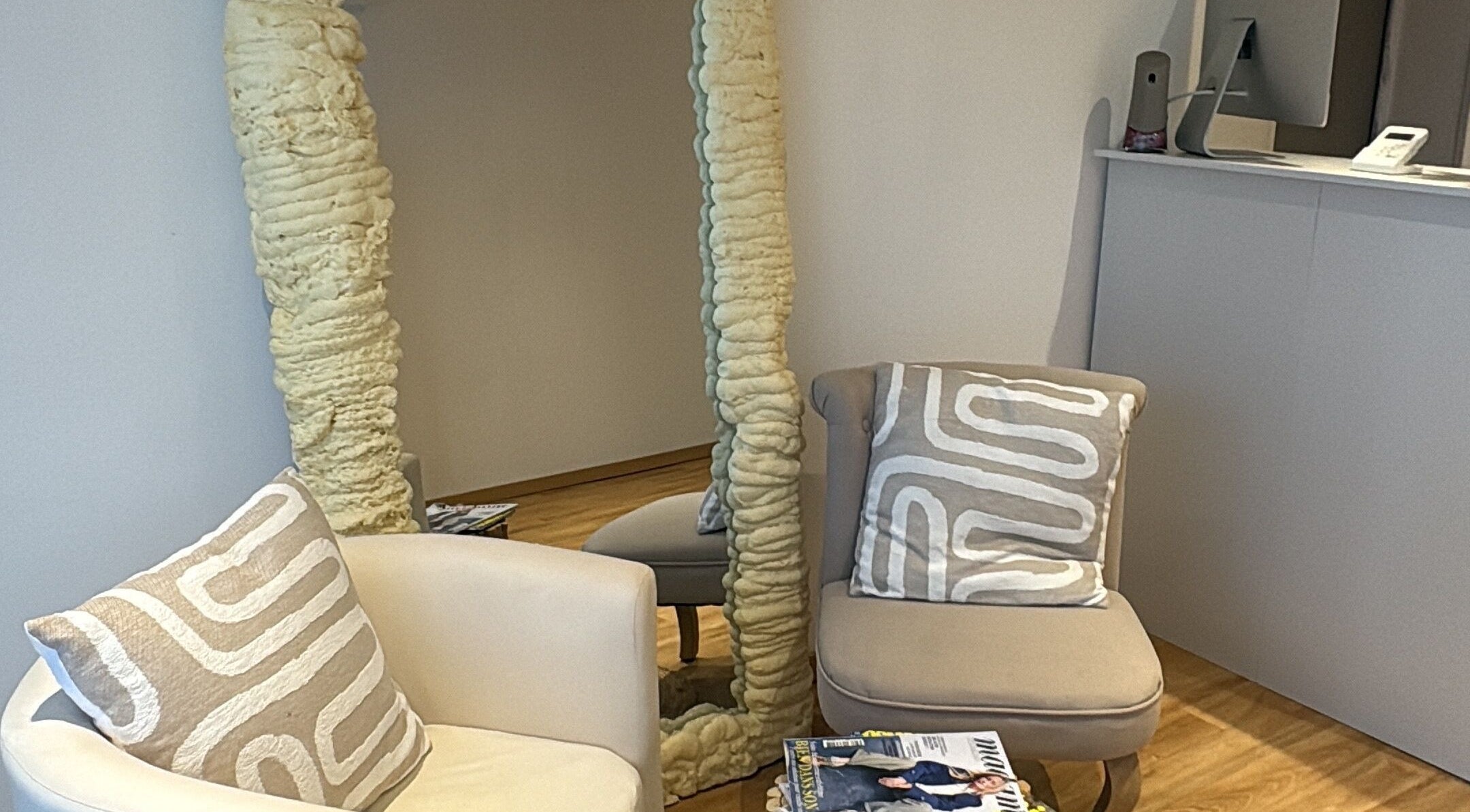 Coin salon élégant de Dinsaesthetic à Saint-brice, Île-de-france, FR avec fauteuils confortables.