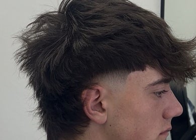 Corte moderno en IMCHAIRSTUDIO, Maldonado, Departamento De Maldonado, UY, resaltando peinado contemporáneo.