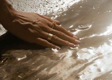 Main touchant délicatement l'eau à Maison Sanaa – Institut / Facial Studio à Toulouse, Occitanie, FR.