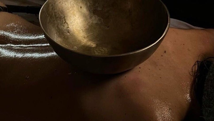 Massage sonore avec bol tibétain à Maison Sanaa, Toulouse, Occitanie, FR. Expérience de bien-être unique.