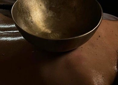 Massage sonore avec bol tibétain à Maison Sanaa, Toulouse, Occitanie, FR. Expérience de bien-être unique.
