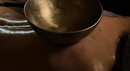 Massage sonore avec bol tibétain à Maison Sanaa, Toulouse, Occitanie, FR. Expérience de bien-être unique.