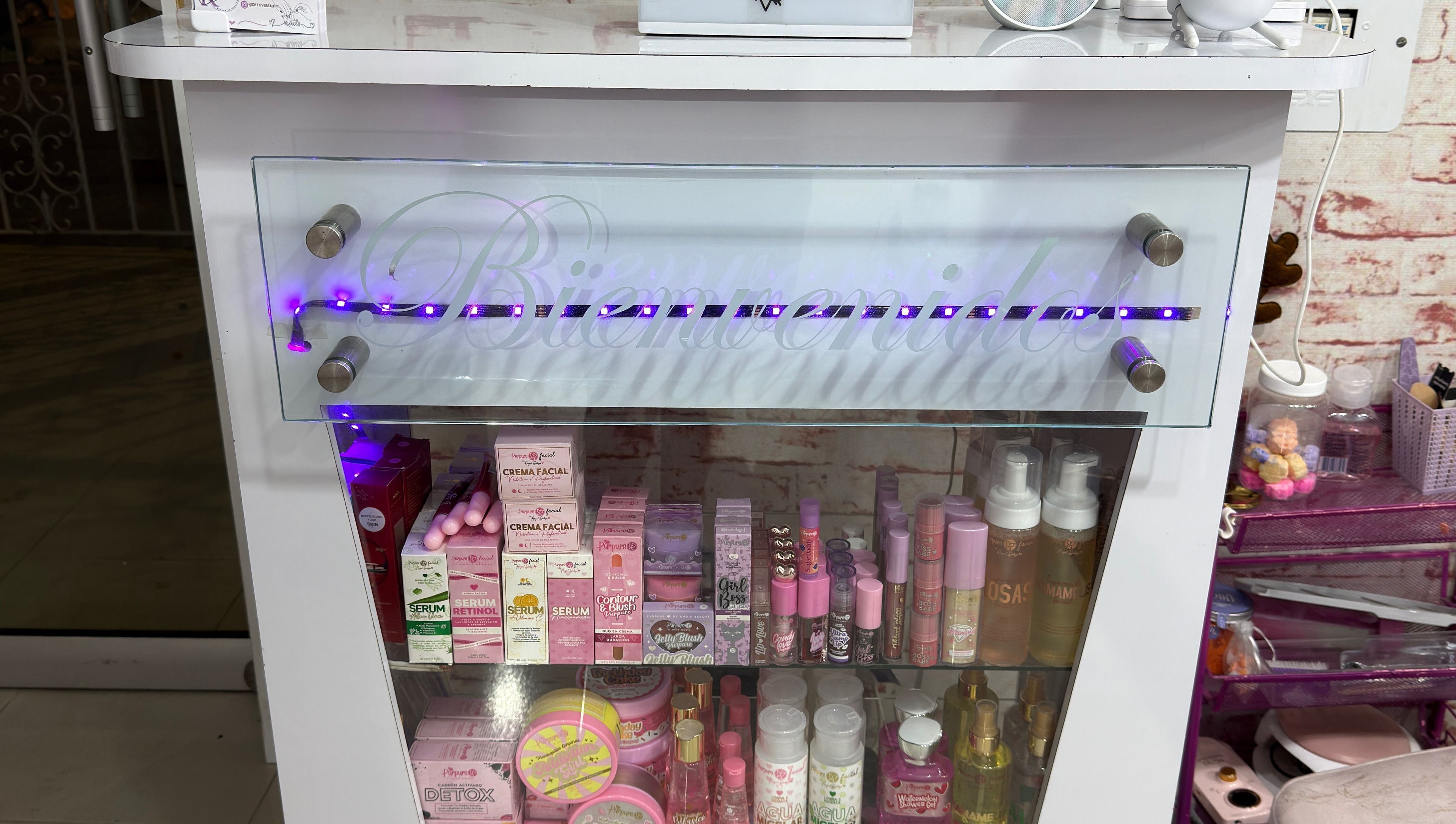 Mostrador de bienvenida en Love Beauty, Cali, Valle Del Cauca, CO, con productos de belleza en exhibición.