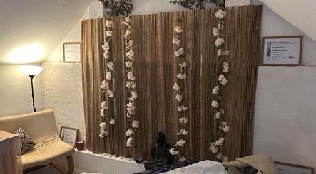 Tranquil room at Hands Of Nature in Kineton, England, GB with bamboo decor and serene lighting.