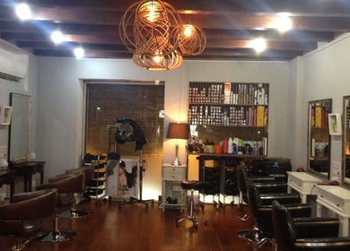 Chic interior of Su-a hair studio in Singapore, SG, showcasing modern styling stations and elegant lighting.